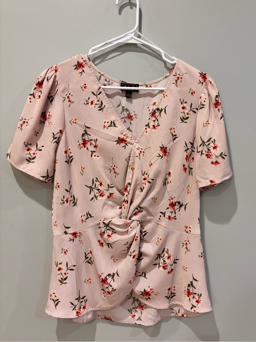 Knot-Front Floral V-Neck Blouse in Light Pink